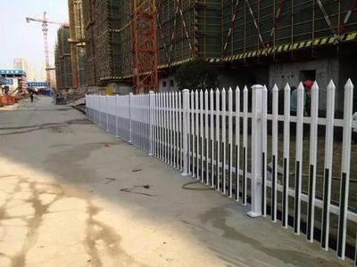 PVC塑鋼護(hù)欄 現(xiàn)代社區(qū)與園林景觀的多功能守護(hù)者