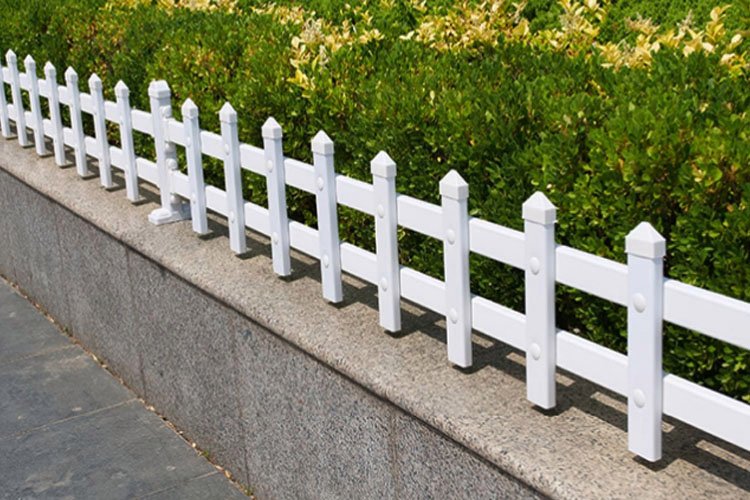 綠色圍界之美 聚通緣PVC草坪護欄重塑園林新生態(tài)